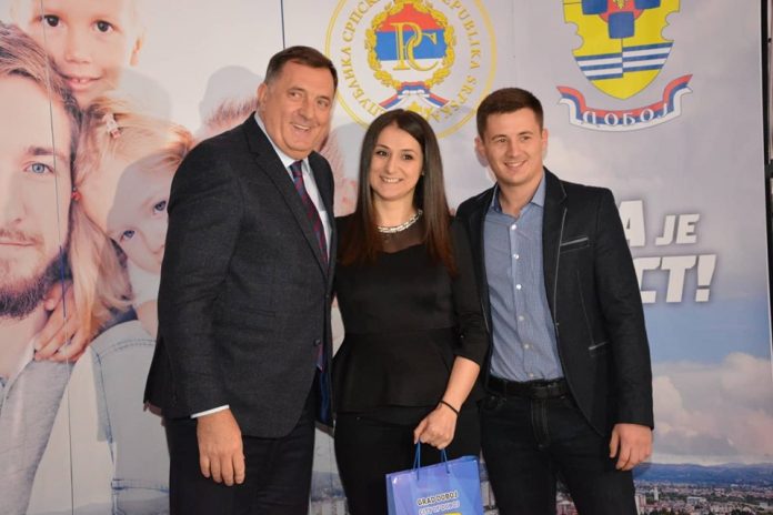 Doboj - Dodik uručio ključeve stanova mladim bračnim provima 5