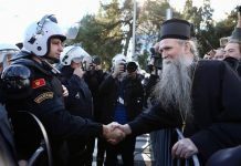 Episkop Joanikije pred policijskim kordonom