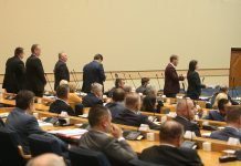 Opozicija vikom i zvižducima ometala obraćanje Dodika