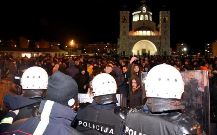 Policija hram Crna Gora suzavac