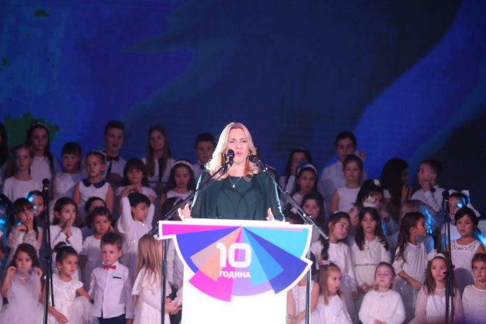 S-ljubavlju-hrabrim-srcima-Zeljka-Cvijanovic-Foto-Siniša-Pašalić-RAS-Srbija