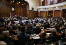 Guranje Obradovića i Martinovića i opšti metež u Skupštini Srbije