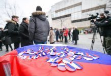 Banjaluka: Mladi SNSD-a dijelili bedževe u bojama zastave Srpske