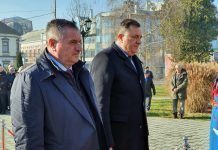 Višković i Dodik položili vijenac na Spomen-obilježje palim srpskim braniocima Brčkog