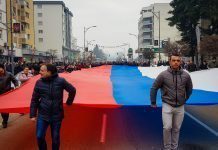 Mladi socijaldemokrati pronijeli zastavu Srpske dobojskom ulicom Svetog Save