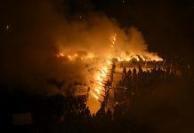 Bakljada obasjala Podgoricu: Hiljade ljudi pjevalo „Oj Kosovo, Kosovo“ i „Hriste Bože“