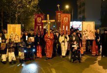 Narod sa ikonama u rukama brani Crnu Goru