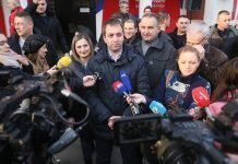 Skup podrške poslanicima ispred Socijalističke partije: Zaustaviti cijepanje stranke