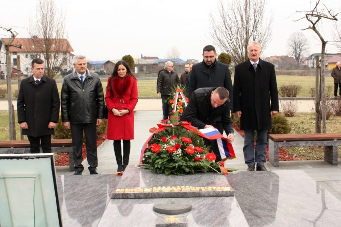 Модрича - положено цвијеће на споме