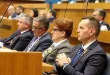 Zlatna traka na reveru: Političari pokazali drugo lice i poslali snažnu poruku