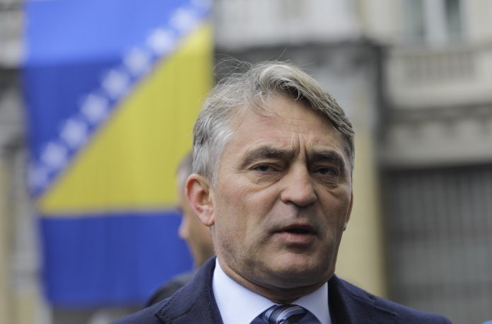 Zvaničnici položili cvijeće kod Vječne vatre: BiH uvijek opstane i nadživi sve