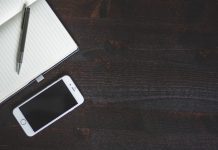 Mobilni telefon na stolu – dobrodošlica virusu korona