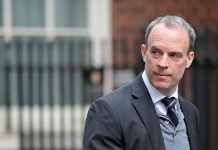 Britaniju vodi šef diplomatije Dominik Rab