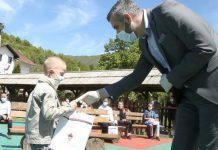 Rajčević đacima u Jezeru uručio 15 računara