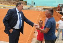Dodik častio radnike prilikom obilaska sportskih terena