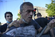 Sergej Trifunović napadnut na protestu