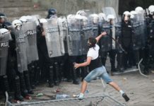 Beograd: Ispred Skupštine Srbije mirno, policija postavila punktove u centru grada