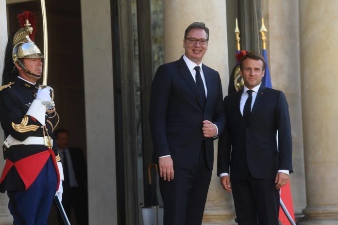 Vucic i Makron u Parizu