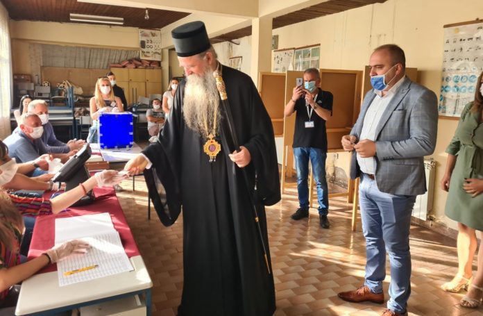 Vladika Joanikije na glasačkom mjestu