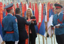 Vulin uručio Cvijanovićevoj replike ratnih zastava
