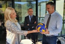 Cvijanovićevoj na poklon lopta sa potpisima odbojkaša Srbije
