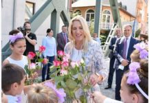 Članovi hora „Zvončići“ dočekali Cvijanovićevu