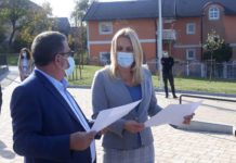 Cvijanovićeva posjetila novi park u Derventi i sastala se sa načelnikom Simićem