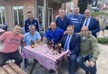 Kratak predah srpskog člana Predsjedništva BiH sa mještanima Miljevića