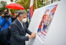 Radojičić postavio prve koalicione plakate u Banjaluci