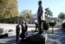 Trebinje: Položeno cvijeće na spomenike Dučiću i Njegošu