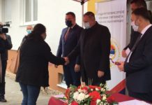 Višković uručio ključeve stanova za 15 korisnika alternativnog smještaja u Kozarskoj Dubici