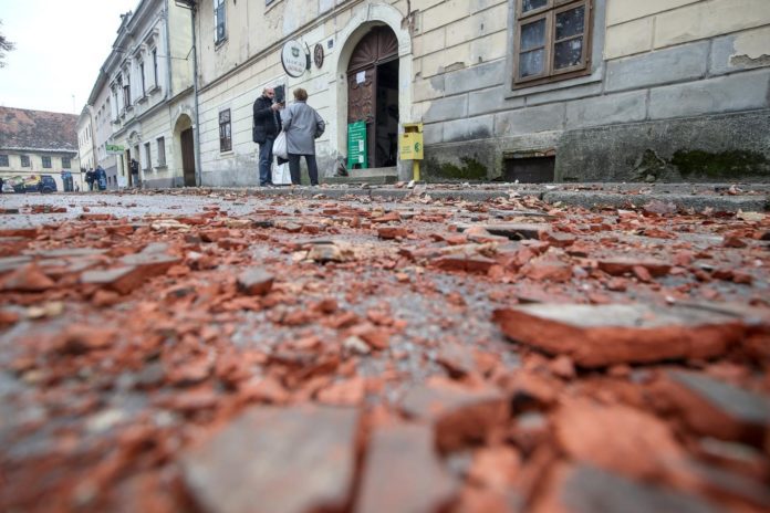 Petrinja: Posljedice jutrošnjeg potresa vidljive su na gradskim ulicama