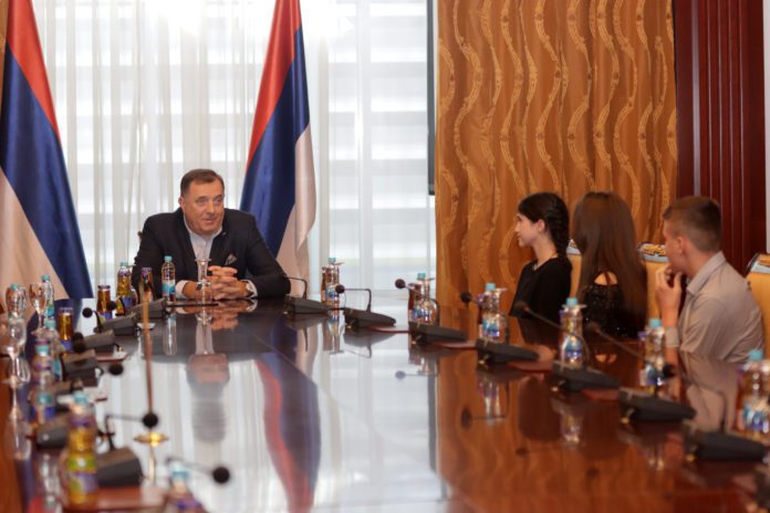 Бањалука - Додик са глумцима који и