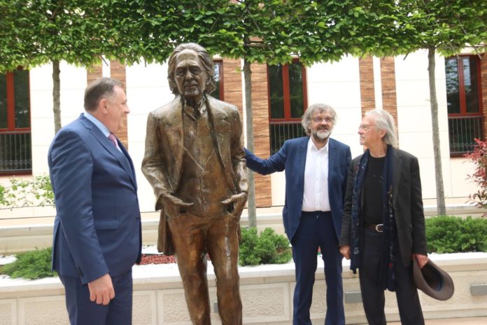 Dodik Handke spomenik 1