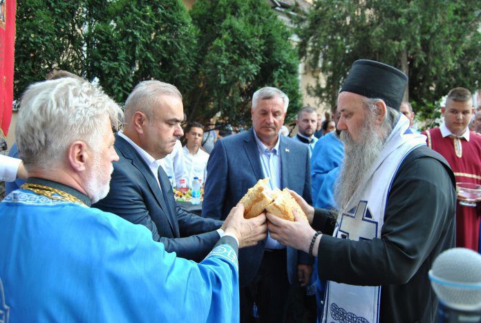 Зворник - ломљење славског колача