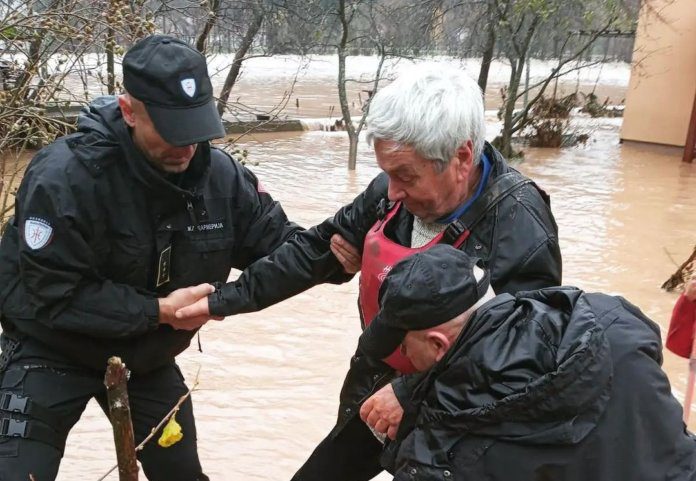 Poplava evakuacija Trnovo