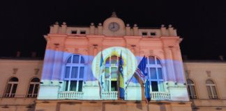 Zgrada Gradske uprave Bijeljina u bojama zastave Republike Srpske