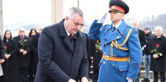 Položeni vijenci i cvijeće na Spomen-kosturnicu i grob 12 beba