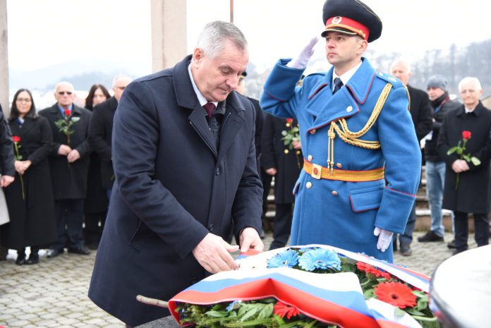 Položeni vijenci i cvijeće na Spomen-kosturnicu i grob 12 beba 1