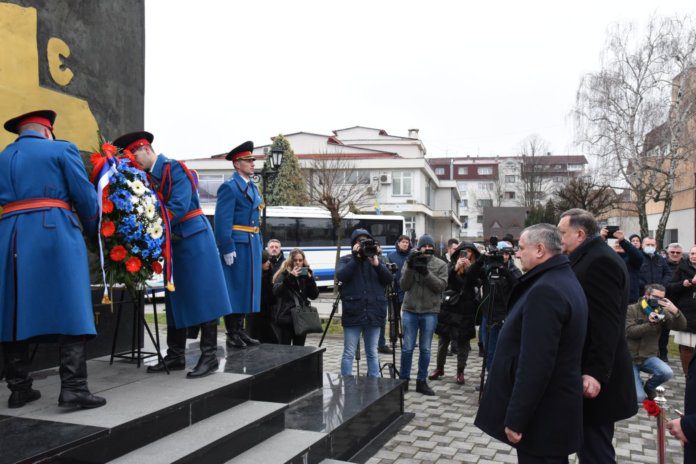 Položeni vijenci na Spomenik srpskim braniocima 2