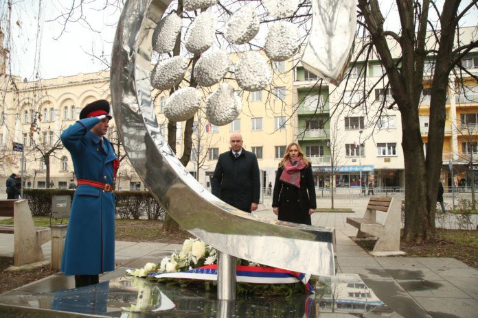 Položeno cvijeće na Spomenik banjalučkim bebama 1
