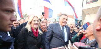 Milorad Dodik na Trgu Krajine zapjevao „Pjevaj, Srbijo“