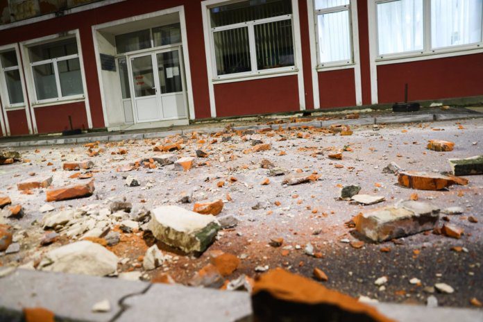 Ruševine u Mostaru nakon što je jak potres pogodio BiH