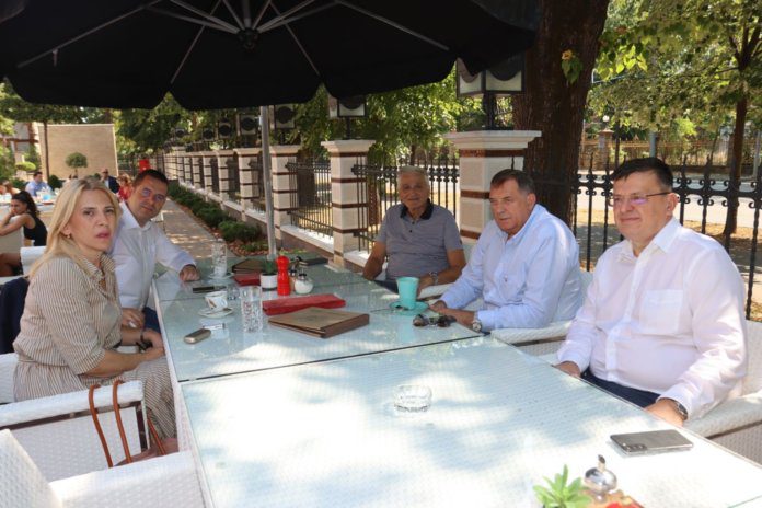 Dodik sa saradnicima