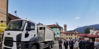 Višković predao komunalnom preduzeću u Čajniču vozilo vrijedno 350.000 KM