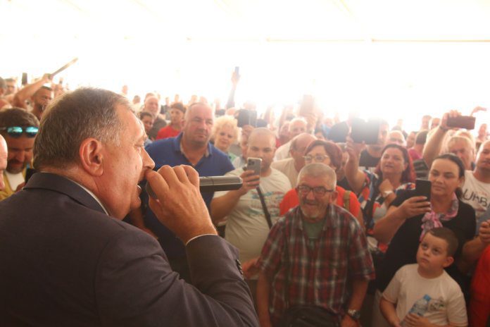 milorad-dodik-pjeva-kocicev-zbor-1-1