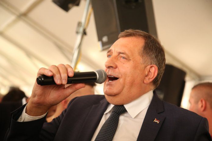 milorad-dodik-pjeva-kocicev-zbor-4-1