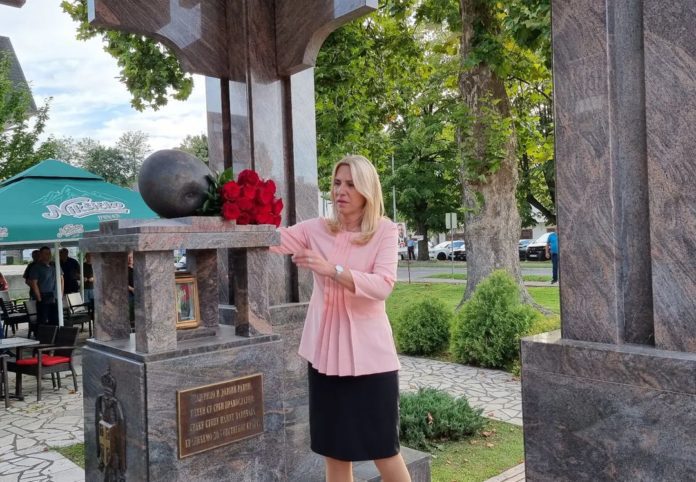 Cvijanovićeva položila cvijeće na Spomenik junacima Majevice