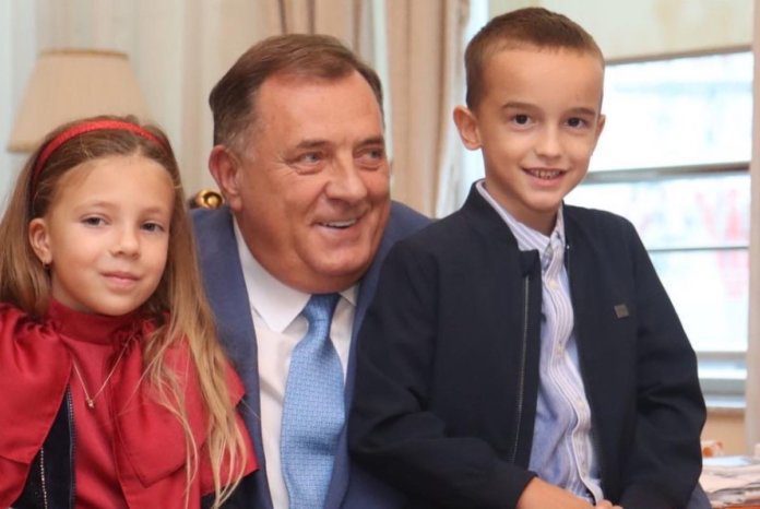 Dodik sa unucima 2