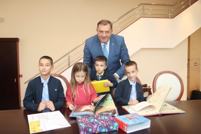 Dodik sa unucima
